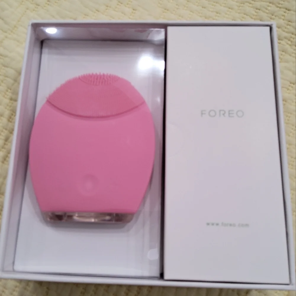 FOREO Pink Silicone Cleansing Device Battery Powered